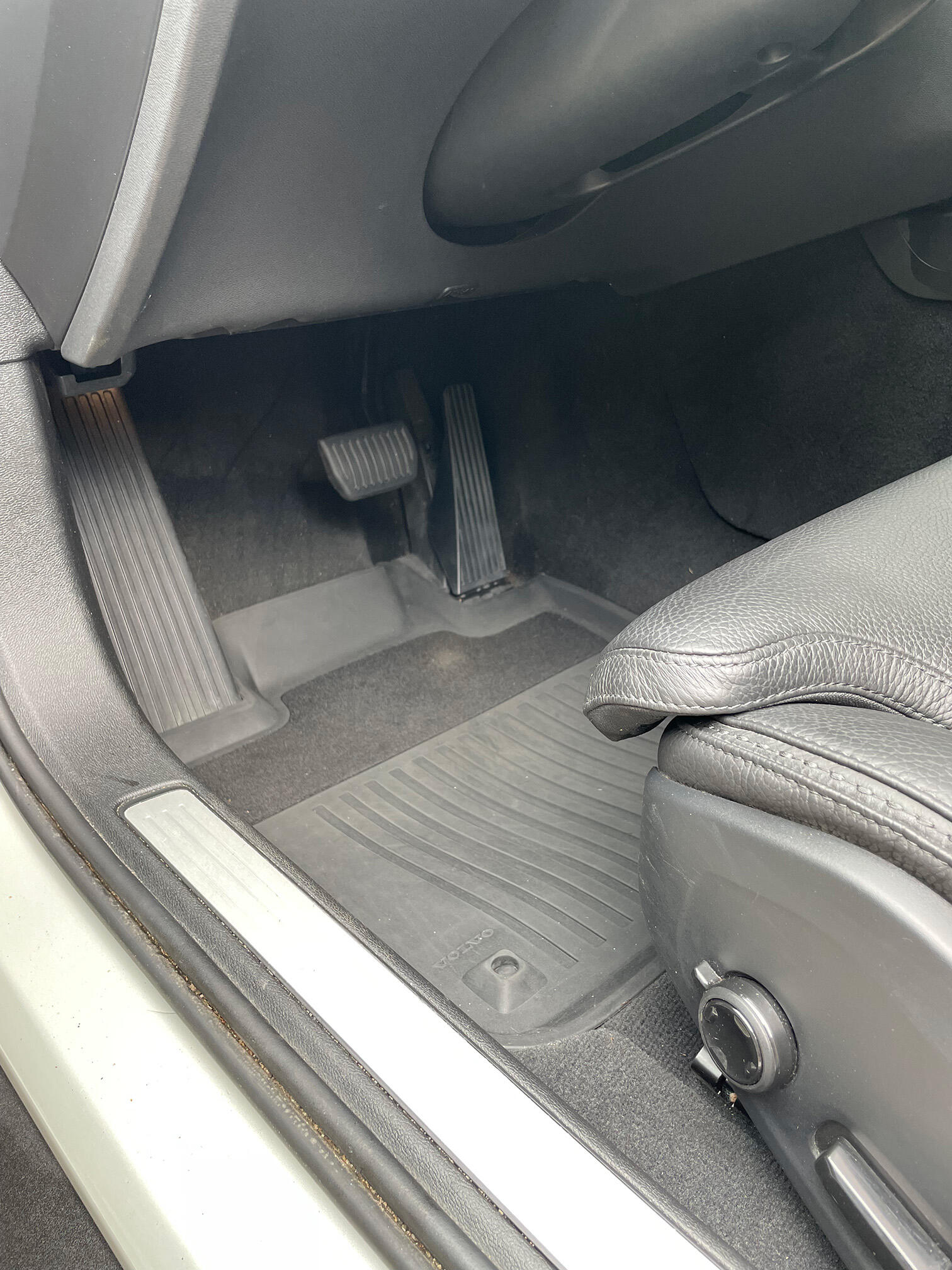 This SUV hadn’t been deep-cleaned in 2 years — now it looks fresh off the lot.